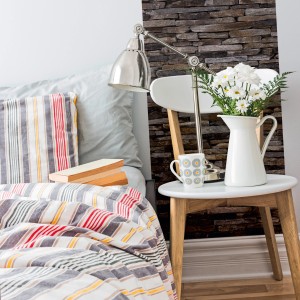 Wandgestaltung mit A.S. Creation Pop.up-Panel Steine Bunt im Schlafzimmer.