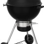 Schwarzer Weber Holzkohle Kugelgrill Master-Touch GBS E-5750 mit Deckel und Rädern.