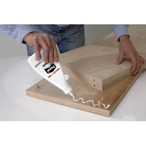 Anwendung von Ponal Holzleim Classic aus einer 225g Flasche auf ein Holzbrett.