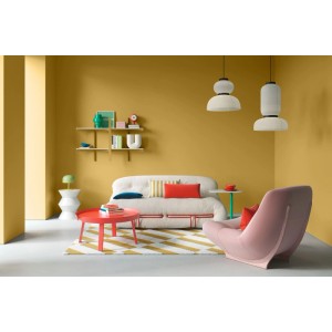 Stilvolles Wohnzimmer mit gelben Wänden, gestrichen mit Alpina Innenfarbe Pantone Sauterne, Sofa und Dekoration.