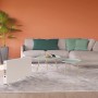 Weißer Digital-Konvektor Hitra 2000 W im Wohnraum mit Sofa und Teppich.