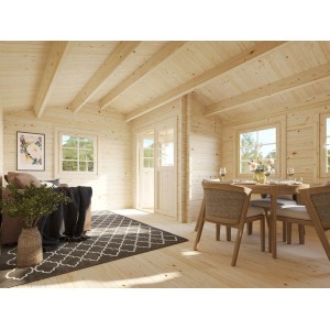 Innenansicht Palmako Susanna Holz-Gartenhaus mit Möbeln, Esstisch und Wohnbereich.