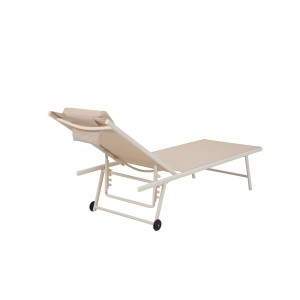 Beige Sonnenliege Travis mit verstellbarer Rückenlehne und Rädern für Garten und Terrasse.