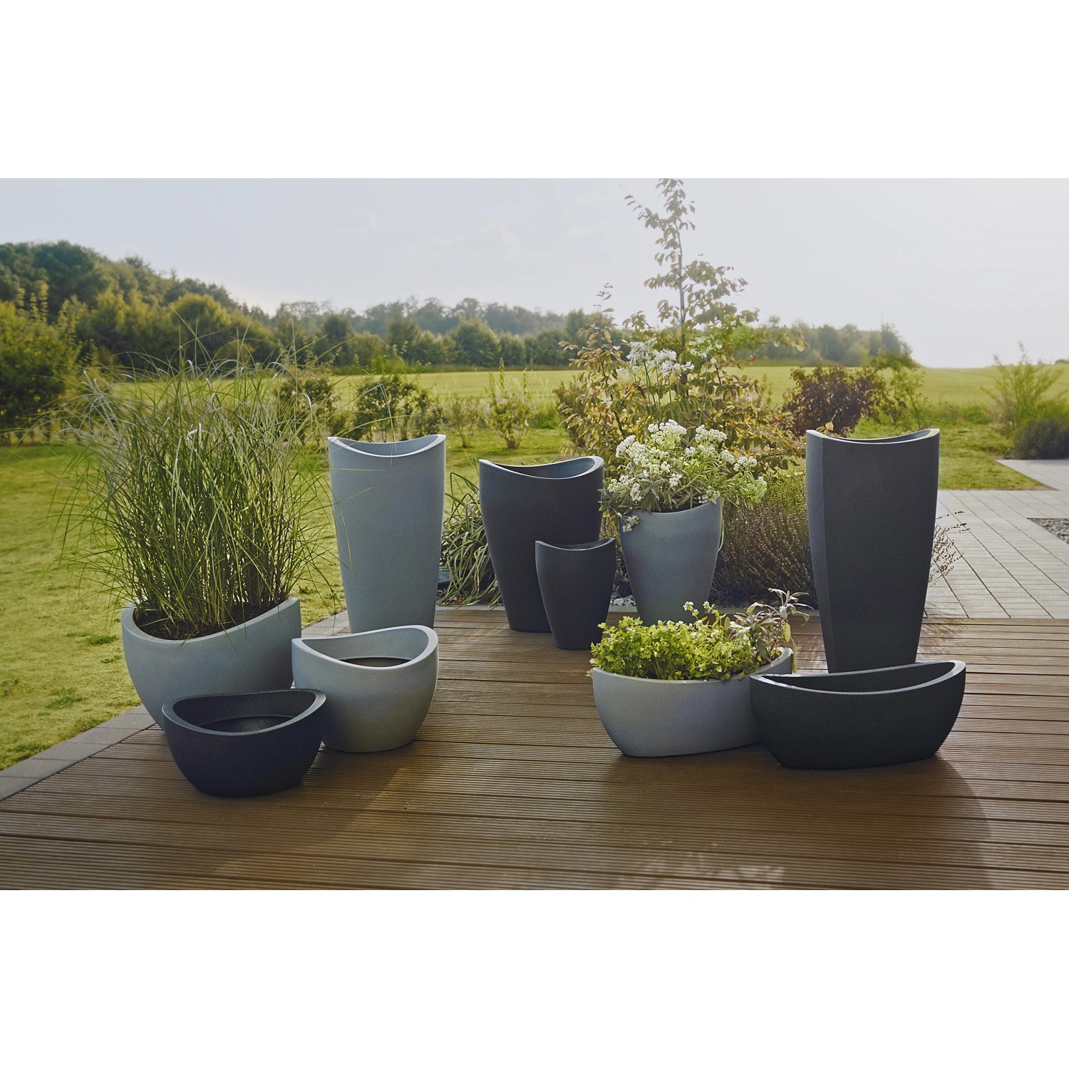 Scheurich Jardiniere Wave Globe Pflanzschalen in Stony-Grey, verschiedene Größen und Formen.