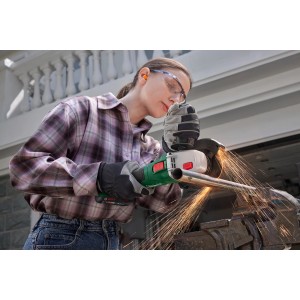 Frau schleift Metall mit Bosch Akku-Winkelschleifer PWS 18V-70. Funken fliegen.