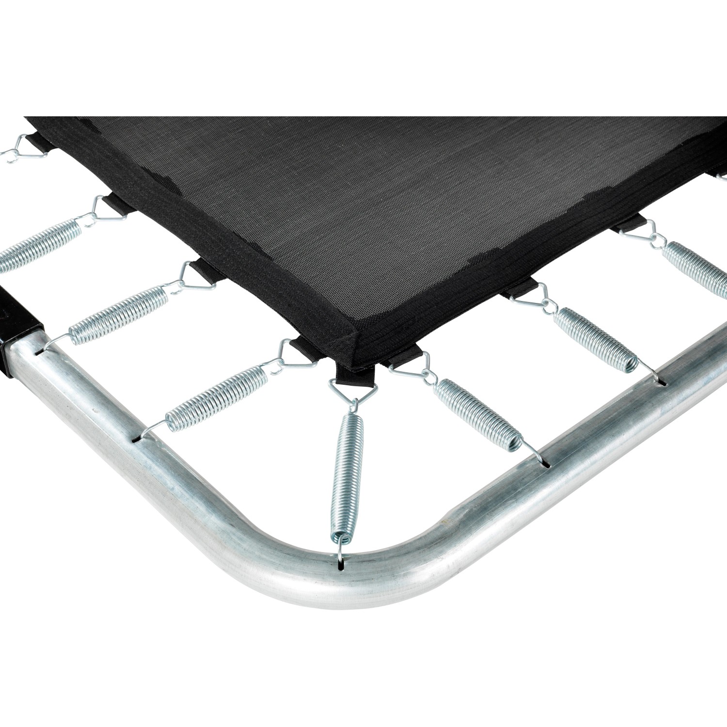 Detailaufnahme des schwarzen Sprungtuchs und der Federn eines EXIT Silhouette Bodentrampolins.