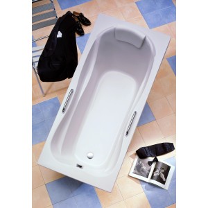 Rechteckige Badewanne Jamaica, 180x80 cm, mit Nackenkissen und Armlehnen im Badezimmer.