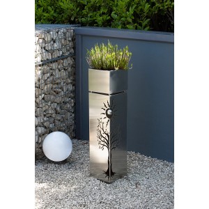 Edelstahl Pflanzsäule Buche mit Baum-Motiv und Pflanze im Topf.