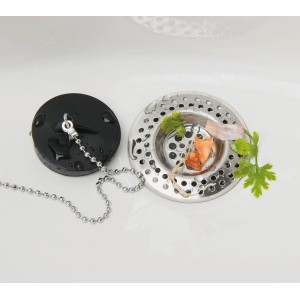 Wenko Abfluss-Sieb 2er-Set aus Edelstahl im Spülbecken mit Speiseresten.