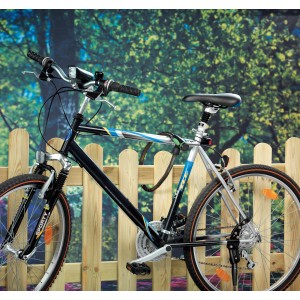 LUX Fahrrad mit Panzerkabel-Schloss (85 cm) an Holzzaun gesichert.