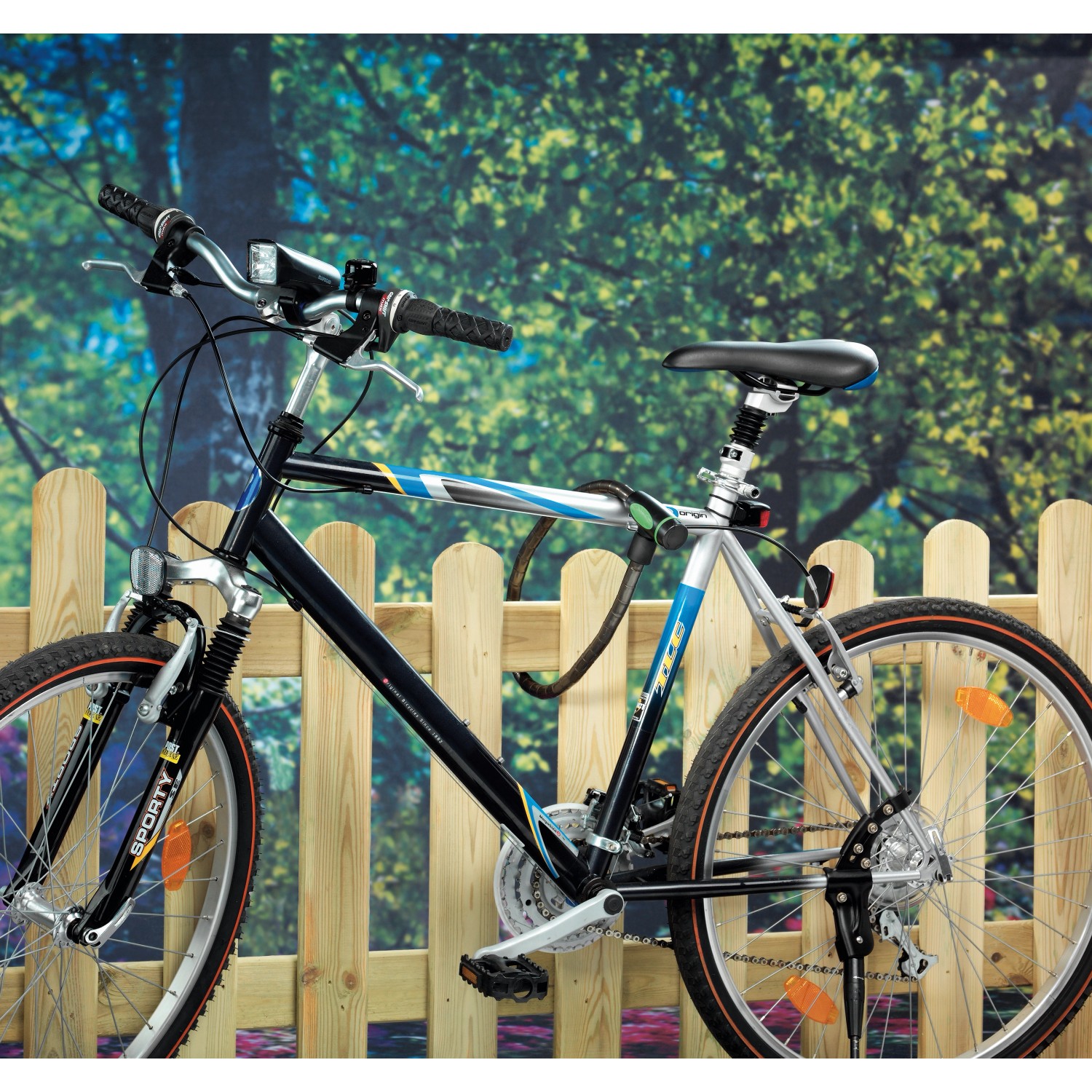 LUX Fahrrad mit Panzerkabel-Schloss (85 cm) an Holzzaun gesichert.