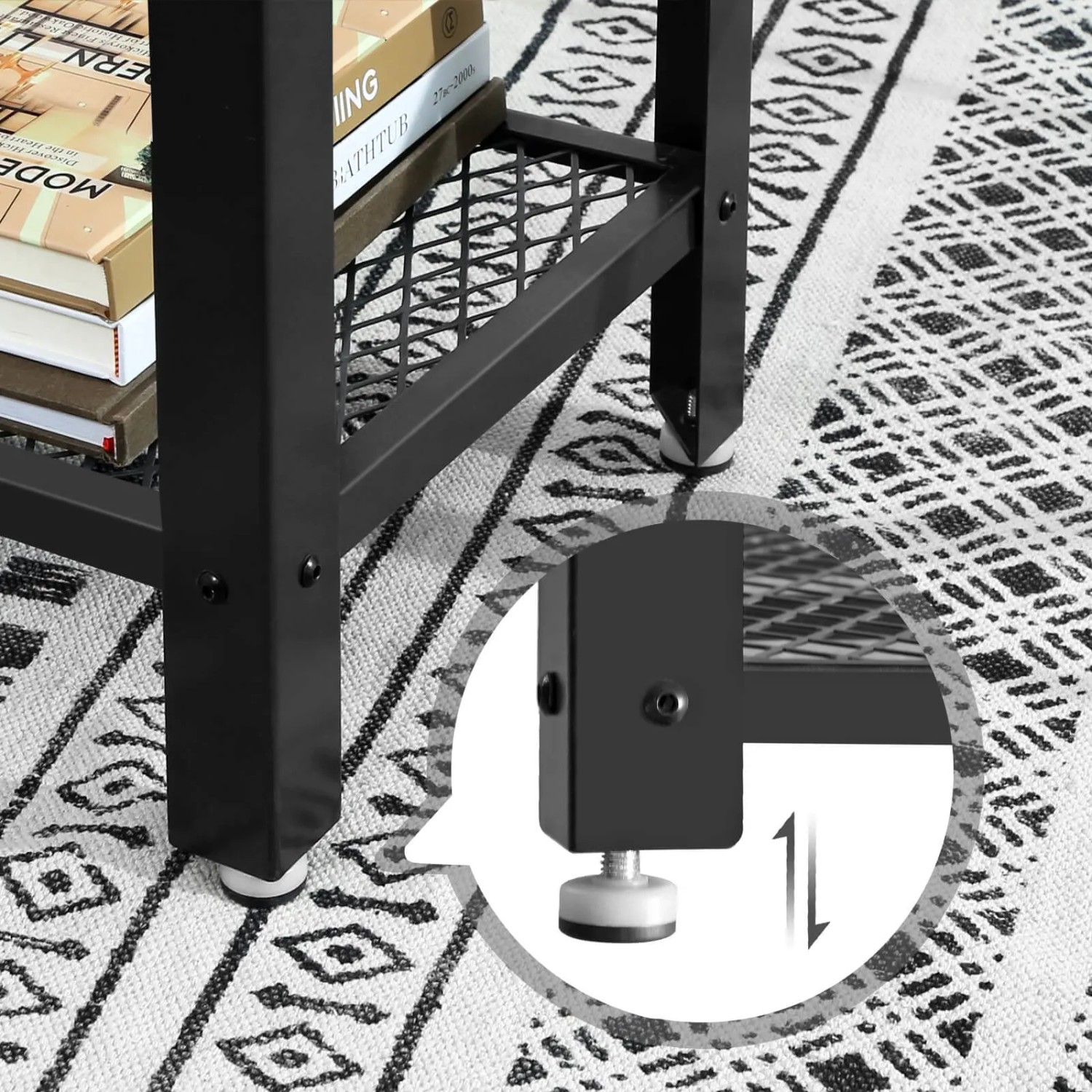 Detailaufnahme: Höhenverstellbare Füße des Vasagle Konsolentischs in Braun-Schwarz.