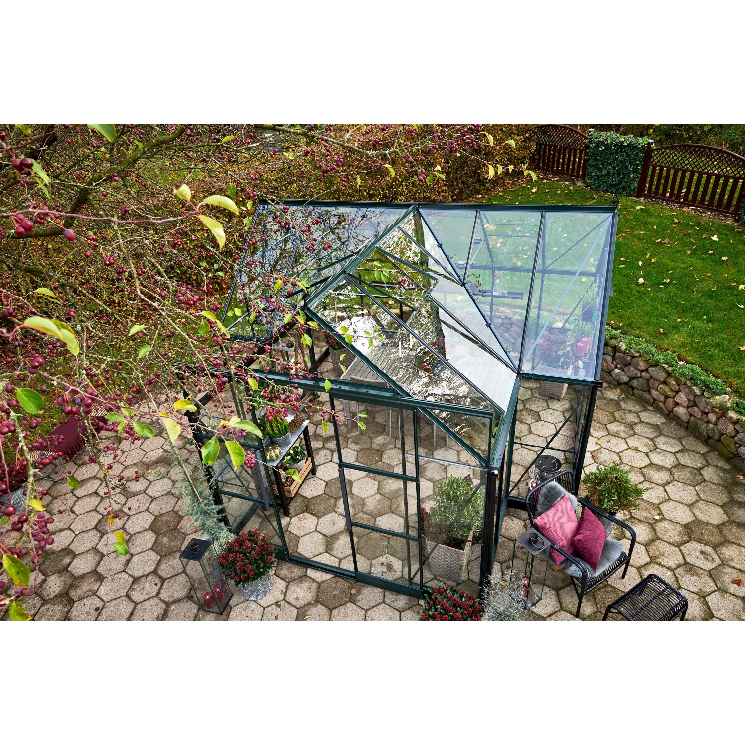 Halls Gewächshaus Garden Room, 12,9 m², grüne Aluminiumstruktur mit Glas, Außenansicht.