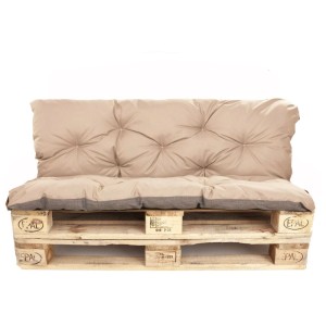 Beiges Palettenkissen Set: Sitzkissen und gestepptes Rückenkissen auf Holzpalette. Komfortable Gartenauflage.