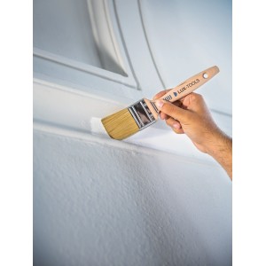 LUX Flachpinsel 50mm beim Streichen einer Wand. Pinsel mit Holzgriff und Kunstborsten.