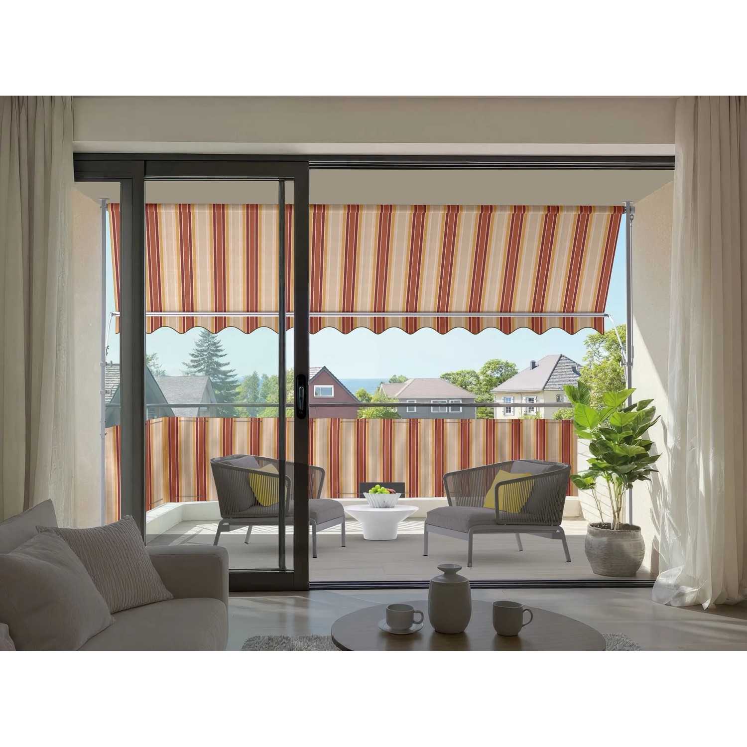 Spettmann Fallarmmarkise Line, weiß/gelb-orange-rot gestreift, auf einem Balkon montiert.