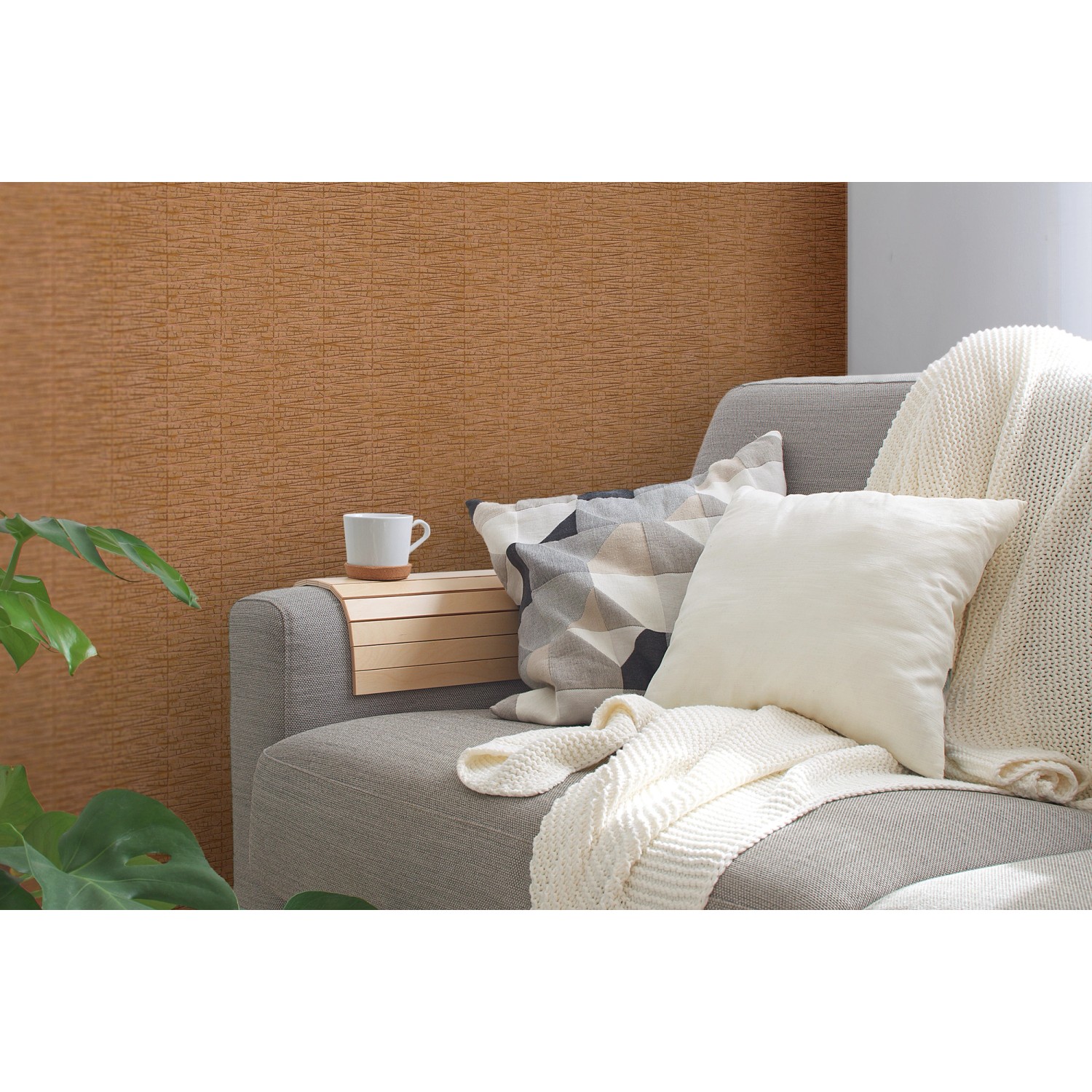 Orange Vliestapete mit organischem Muster, Glanz und Struktur für Wohnräume.