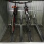 Westmann Fahrradgarage Anthrazit mit zwei Fahrrädern im Inneren.