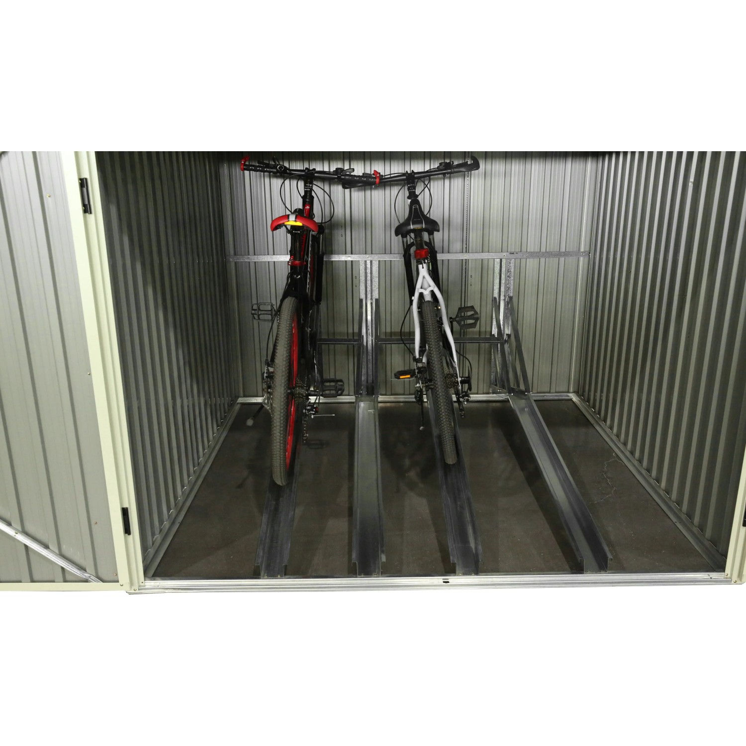 Westmann Fahrradgarage Anthrazit mit zwei Fahrrädern im Inneren.