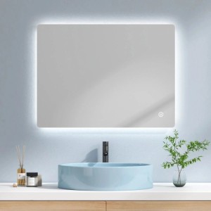 Emke LED Badspiegel 80x60 cm mit kaltweißer Beleuchtung und Touch-Schalter über blauem Waschbecken. Antibeschlagfunktion.