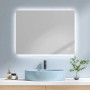 Emke LED Badspiegel 80x60 cm mit kaltweißer Beleuchtung und Touch-Schalter über blauem Waschbecken. Antibeschlagfunktion.