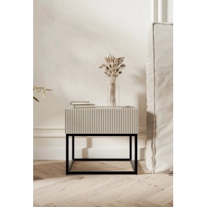 Selsey Veldio Nachttisch mit gerillter Greige-Front, schwarzem Metallgestell. Modernes Schlafzimmermöbel, 50 cm breit.