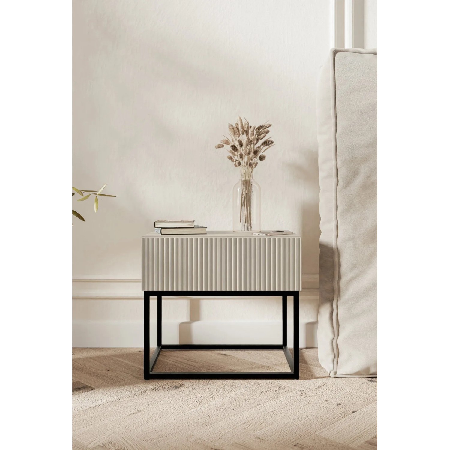 Selsey Veldio Nachttisch mit gerillter Greige-Front, schwarzem Metallgestell. Modernes Schlafzimmermöbel, 50 cm breit.