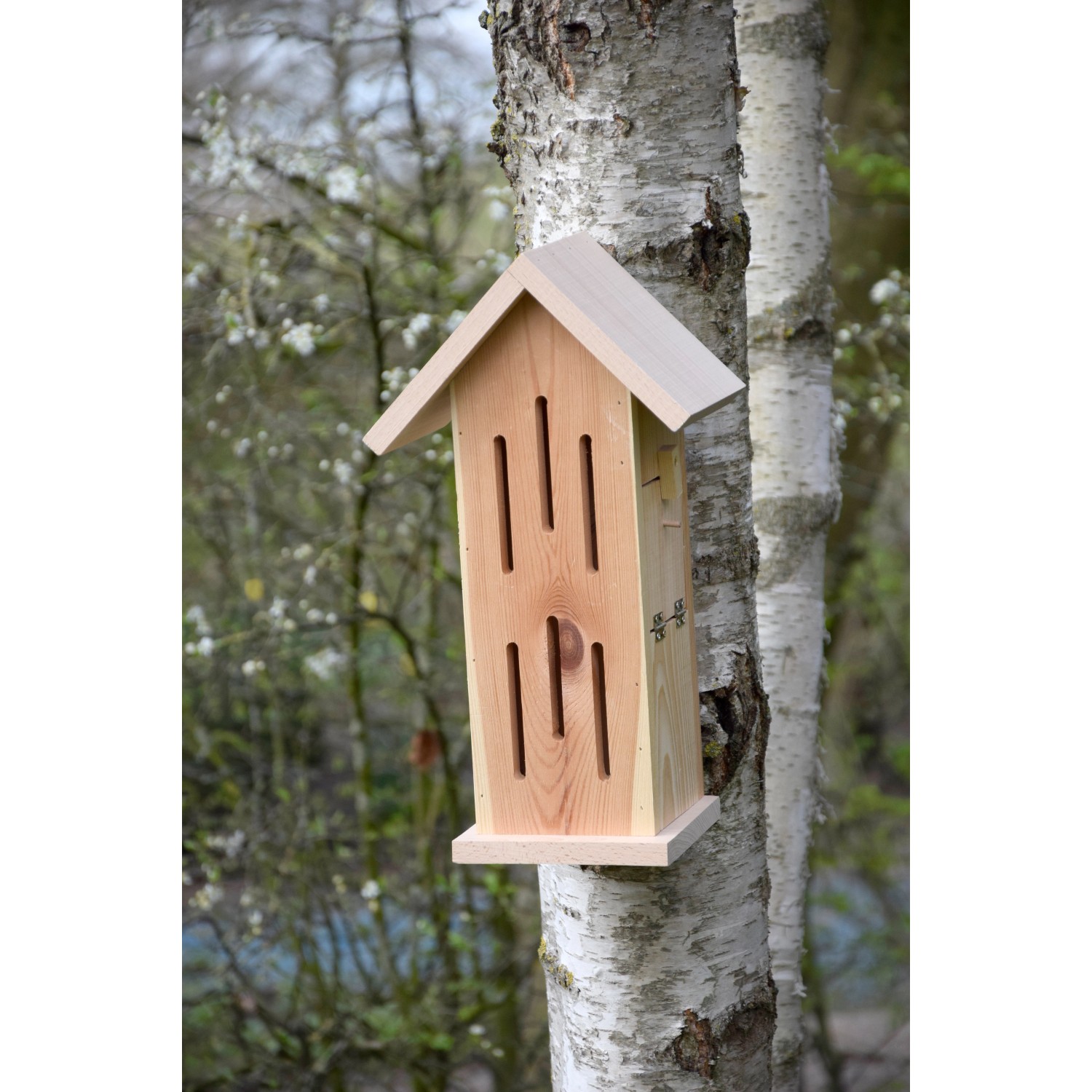 Holzfarbenes Design Schmetterlingshaus Sonnenfalter am Baum, 23x14x38cm.