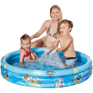Happy People Paw Patrol Planschbecken mit Kindern und Mutter im Garten.