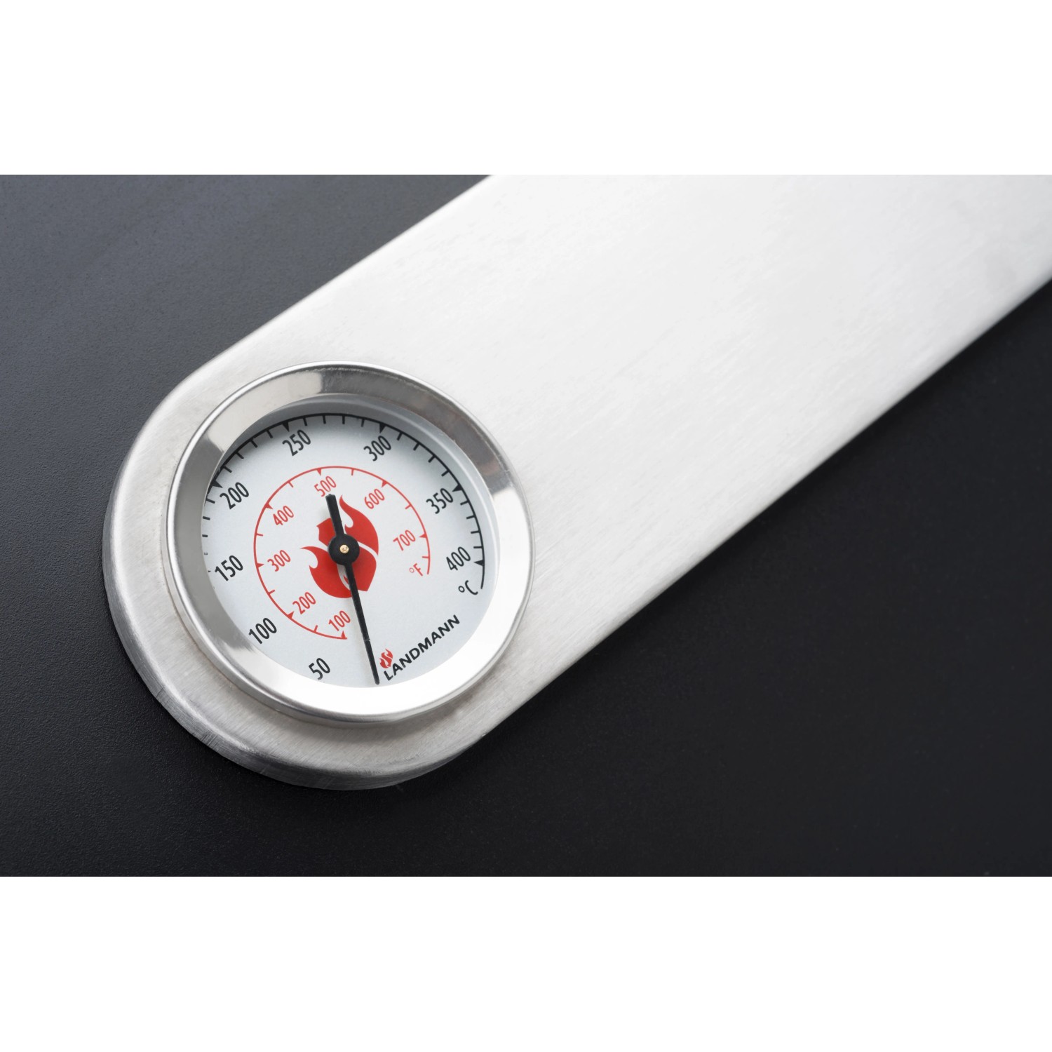 Detailaufnahme: Deckelthermometer des Landmann Gasgrills Rexon PTS 4.1.