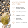 Grünfink auf Ast vor Supravit Winterfutter Streufutter mit Sonnenblumenkernen und Körnern für Wildvögel.