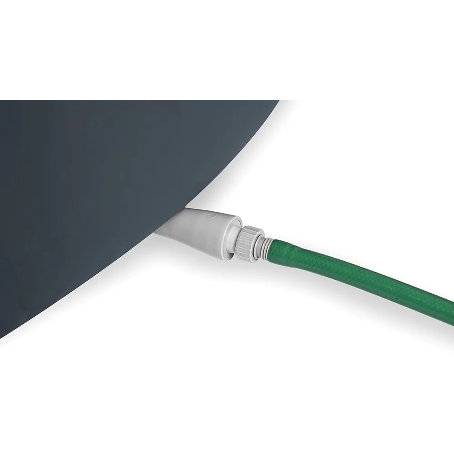 Detailaufnahme: Bestway Lay-Z-Spa Bali AirJet Whirlpool mit angeschlossenem Gartenschlauch.