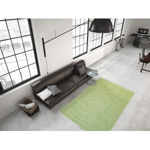 Grüner Wollteppich Melrose 510, 120x170 cm, mit Rautenmuster im Wohnzimmer.