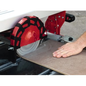 Einhell Diamant-Trennscheibe 200 mm im Einsatz beim Fliesenschneiden.