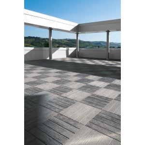 Verlegte Häusler Woodstone Platte Naturgrau, 50x50 cm, Holzoptik, auf Terrasse.