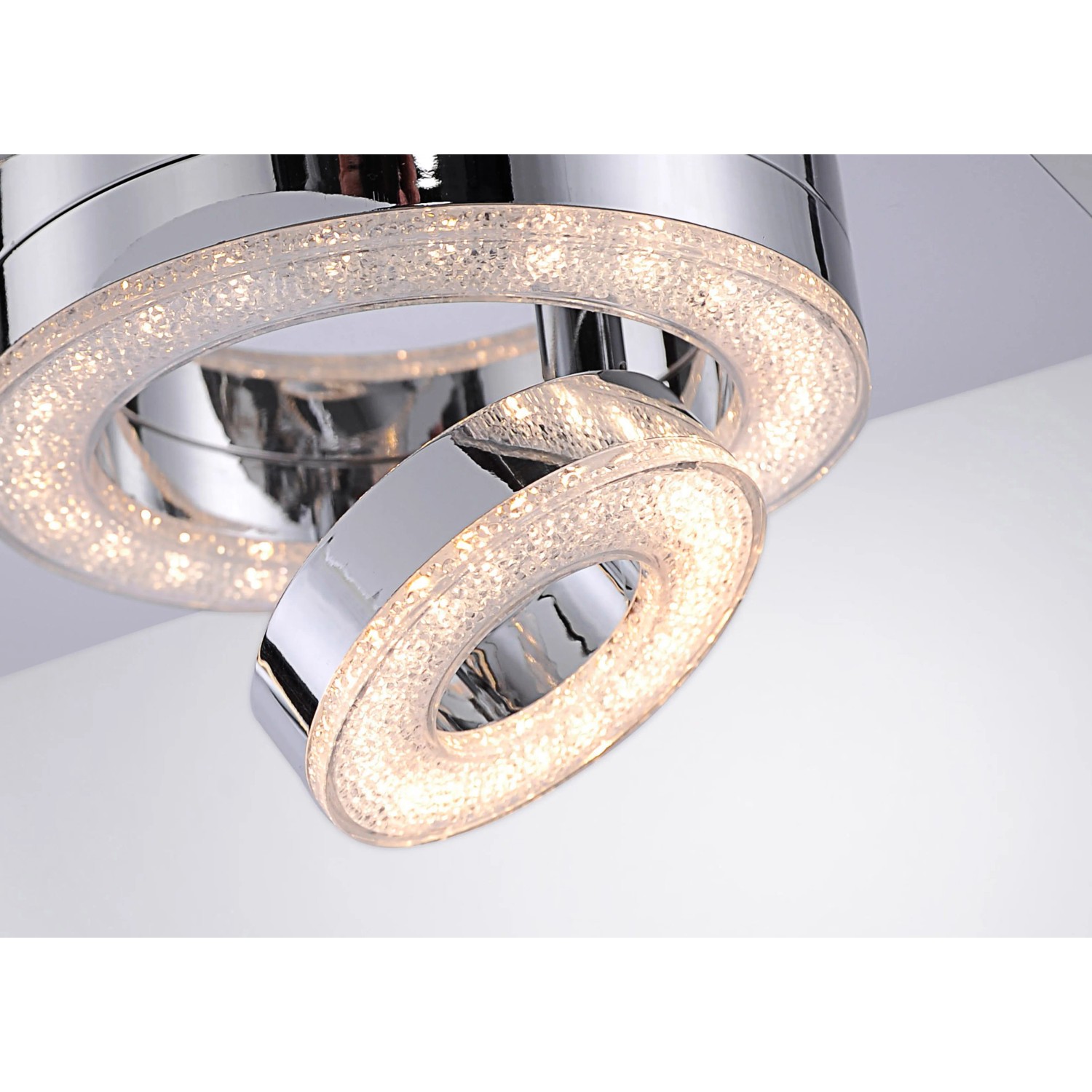 Moderne LED-Deckenleuchte Tim in Chrom mit dreh- und schwenkbaren Ringen und Kristalloptik.
