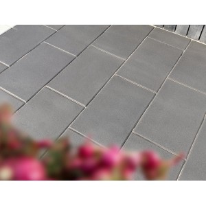 Diephaus Terrassenplatte Nano Tec Schwarz-Basalt, 60x40x4 cm, verlegt im Außenbereich.