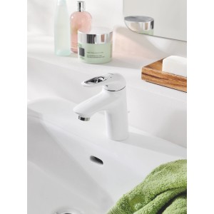 Grohe Eurostyle Waschbeckenarmatur S-Size in Moon White auf einem weißen Waschbecken.