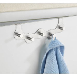 Wenko Türgarderobe Garda aus Edelstahl matt mit 6 Haken, an Tür mit blauem Handtuch.