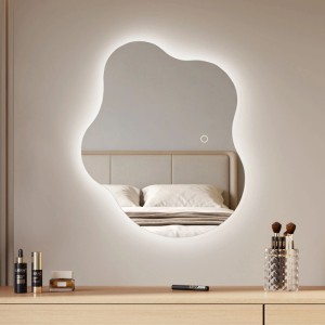 Emke LED-Badspiegel organisch 60x50 cm mit leuchtender Umrandung und Touch-Sensor. Perfekt für Bad und Schminkbereich.
