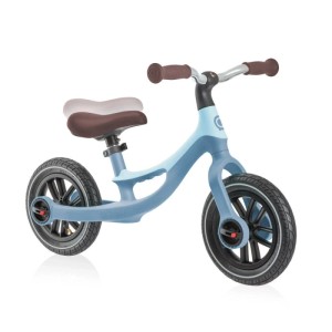 Pastellblaues Globber Go Bike Elite Air Laufrad für Kinder mit 10 Zoll Luftbereifung und braunem, höhenverstellbarem Sattel.