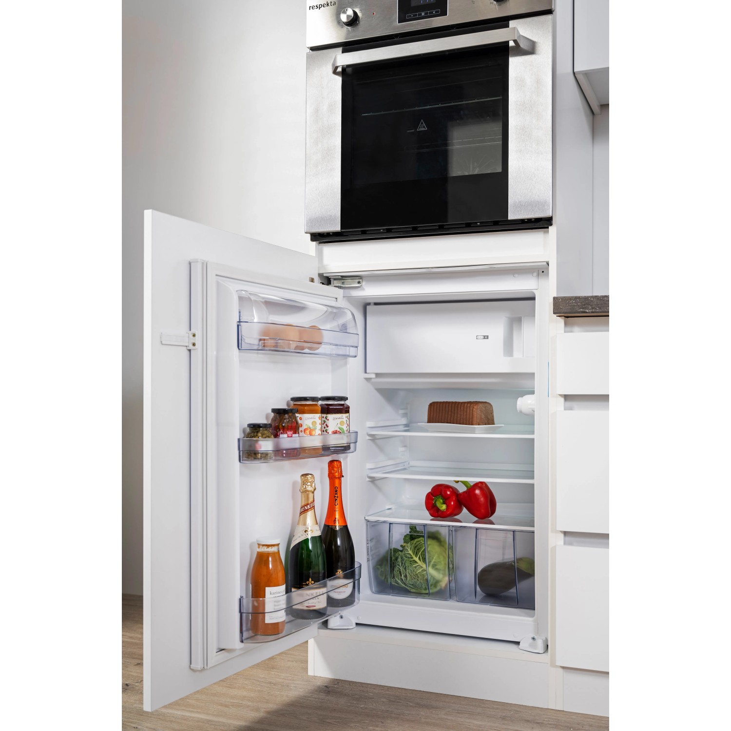 Respekta Küchenzeile, 320cm, Weiß matt, grifflos, mit geöffnetem Kühlschrank und Lebensmitteln.