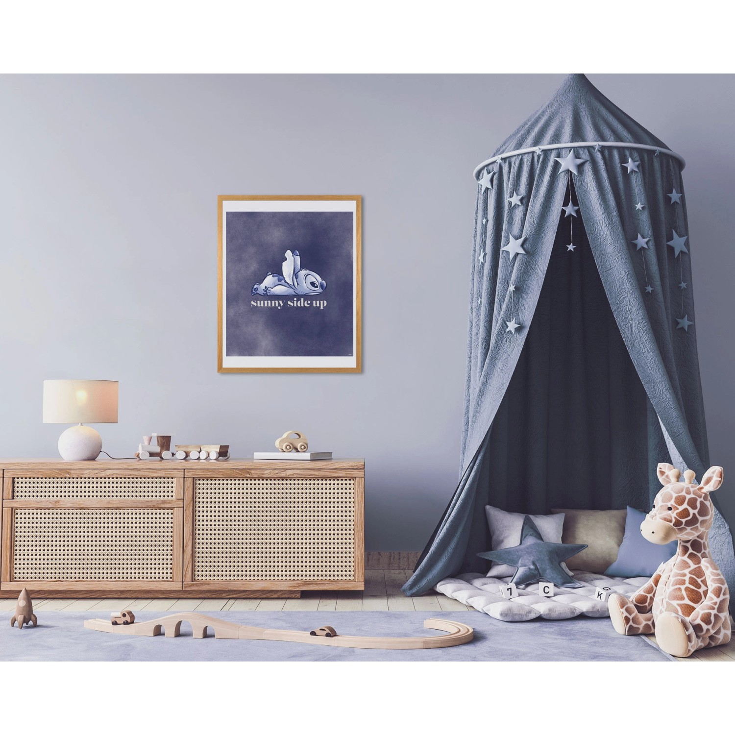 Komar Wandbild Stitch Sunny Side Up, 40x50 cm, im Kinderzimmer.