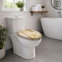 Ovaler WC-Sitz mit maritimer Strandoptik, Seesternen und Holzmaserung. Mit Absenkautomatik im Badezimmer.