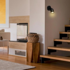 Schwarze Brilo Wandleuchte Tabo, 1-flammig, schwenkbar, GU10 Fassung, im Wohnraum.