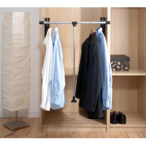 Wenko Garderobenlift im Schrank mit Hemden und Jacke. Textile Aufbewahrung mit Soft-Rücklauf.