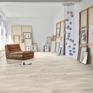 Heller Raum mit Parador Designboden Modular One Pinie Rustikal Grau in Holzoptik.