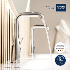 Grohe Essence Waschtischarmatur M-Size in Chrom mit Wasserfluss im modernen Badezimmer.