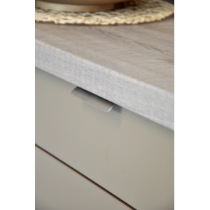 Siro Möbelgriff, Edelstahl feingeschliffen, Lochabstand 64mm, an einer Schublade montiert.