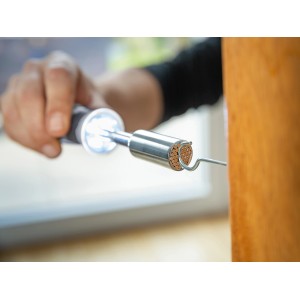 LUX Universal Steckschlüssel Comfort mit LED-Licht im Einsatz.